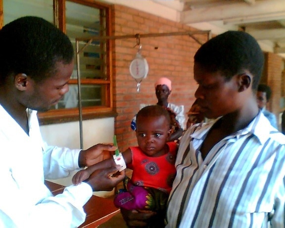 Vater, Malawi, sieht, aus erster Hand, Erfolg, Ernährung, Programm, Behandlung, Tochter