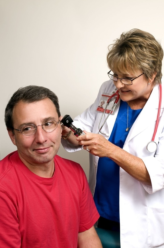 femenino, médico, llevar a cabo el examen, de sexo masculino, los pacientes, oído, otoscopio