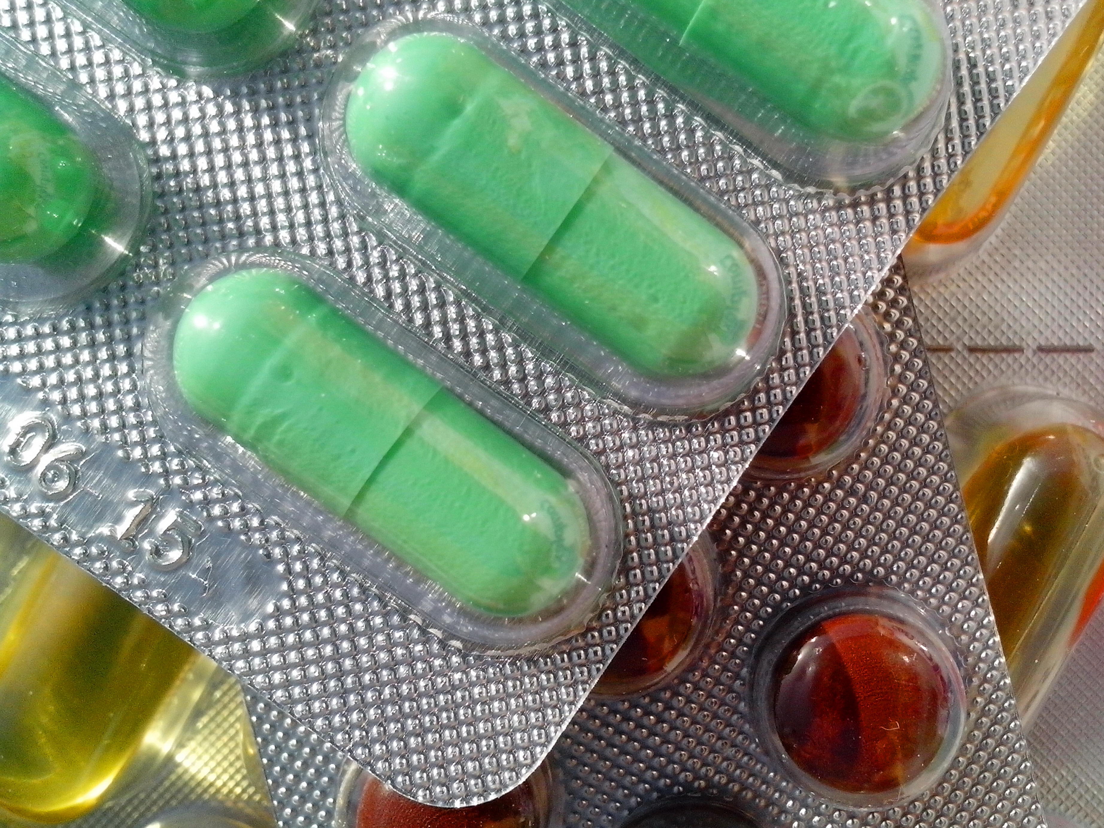 18 quality. Антибиотики. Зеленые капсулы. Зеленые капсулы таблетки психотропные. Зеленая таблетка психотроп.