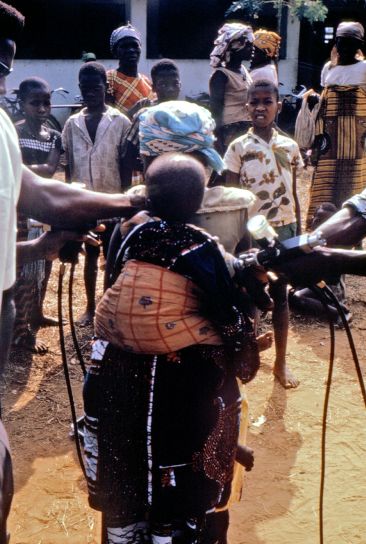 Lapset, Nigerian tasavallassa, isorokko, rokotus