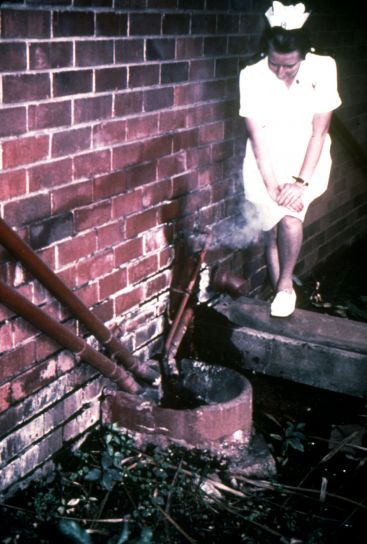 enfermera, que se muestra, de pie, alcantarillado, tuberías,, enfermedad infecciosa exterior, hospital, Johannesburgo