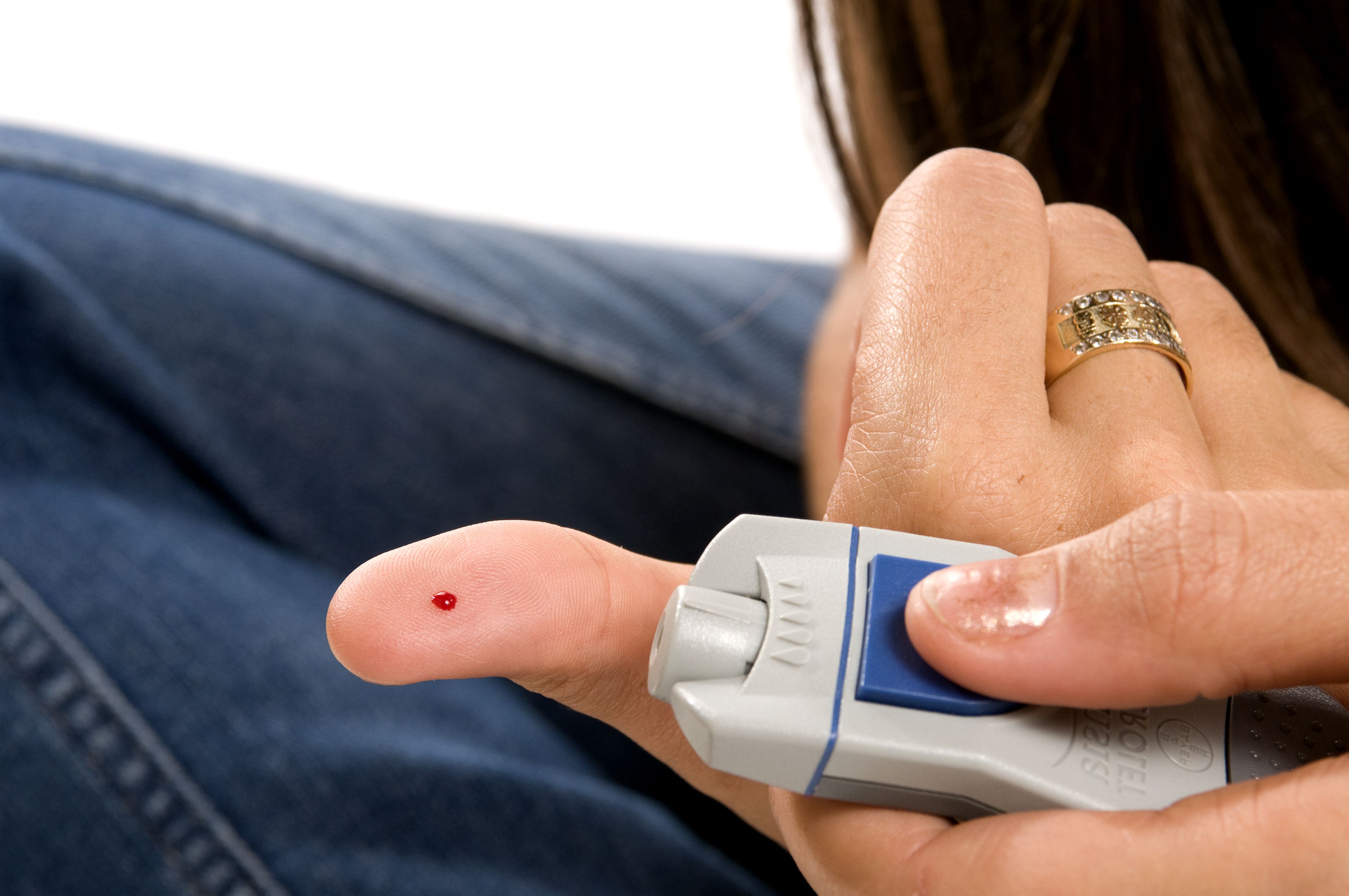 Сахарный диабет из за электронных сигарет. Diabetes Patient. A glucose fingerstick Test.