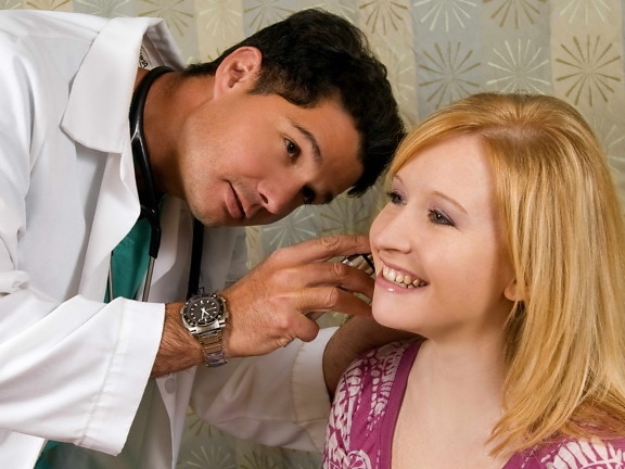 médico, llevar a cabo el examen, hembra, pacientes, oído, otoscopio