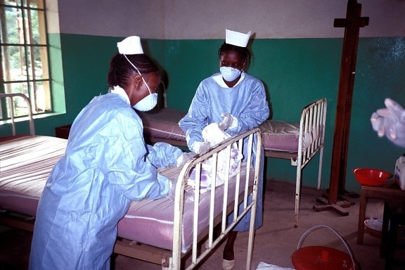 zairian、看護婦、摩耗、保護、衣料品、寝具、エボラ出血熱、隔離病棟を変更します。