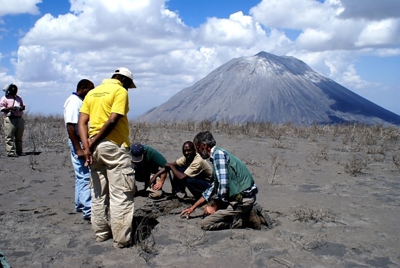 科学者、評価、降灰、最近、噴火、オルドイニョレンガイ、山、火山、タンザニア