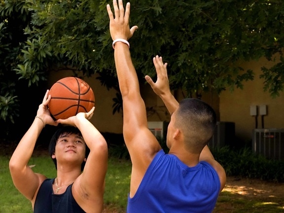 νεαροί άνδρες, εξάσκηση, κινήσεις, μπάσκετ, γήπεδο