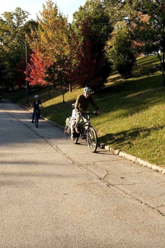 Pappa, två, små barn, Cykling
