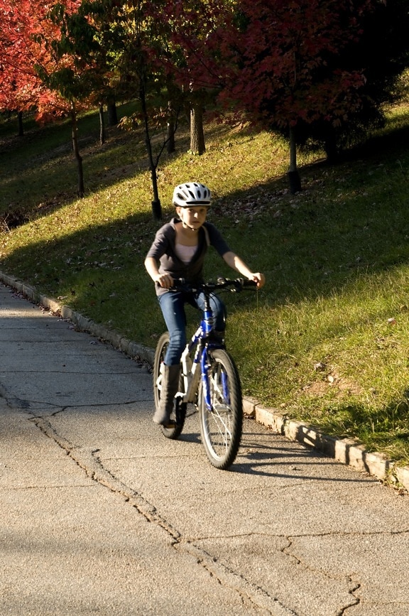 若い女の子は、自転車に乗って、