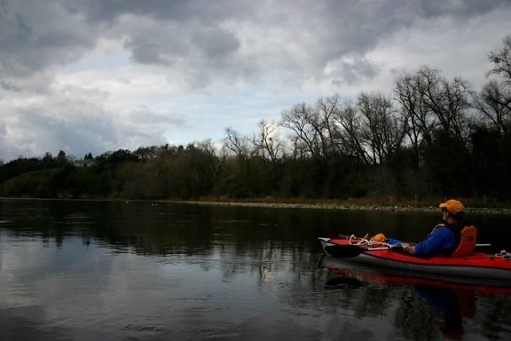 kayaker, река