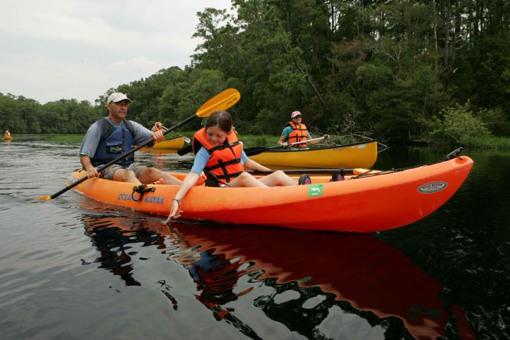 jeune enfant appréciant, eau, kayak, voyage