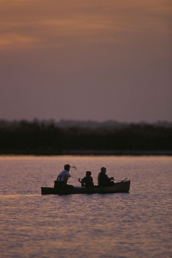 Skupina, tři, rybáři, těšit, západ slunce, kanoe