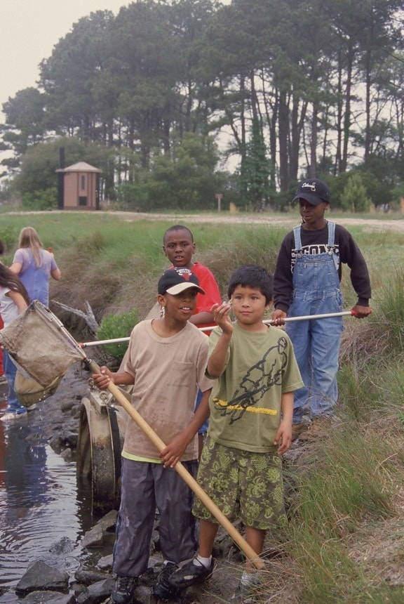 niños afroamericanas, catchinh, pescados, red, río
