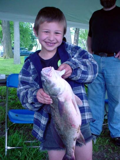 大きな魚の保持、少年