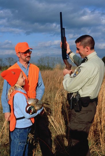 law, enforcement, officer, demonstrates, hunting, safety, techniques, hunters