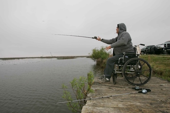 uomo, seduto, sedia a rotelle, la pesca