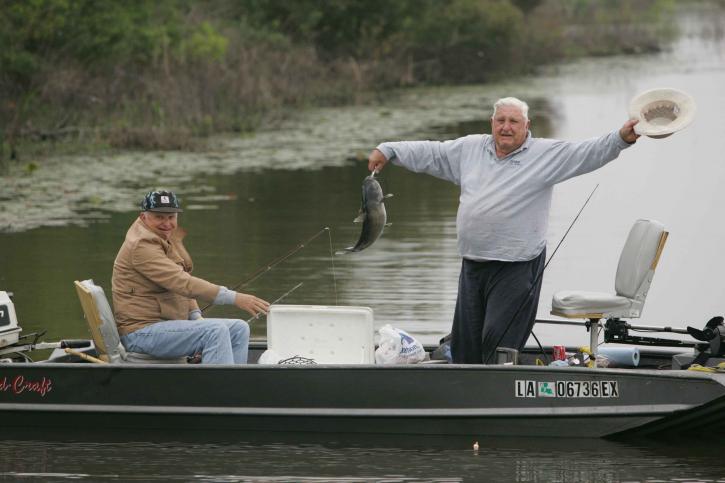 két idősebb férfiak élvezik, horgászcsónak, egy ember, állandó, emelése, kalap, hal, fogott