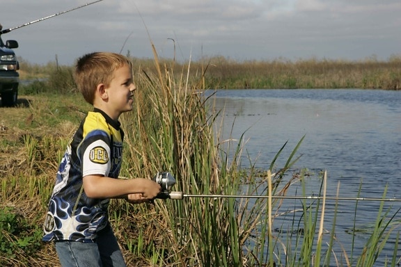 fiatal fiú élvezi, nap, horgászat