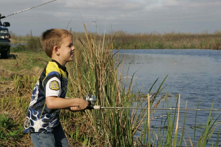 jovem rapaz desfrutando, dia, pesca