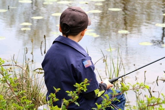 jovem rapaz, pescando