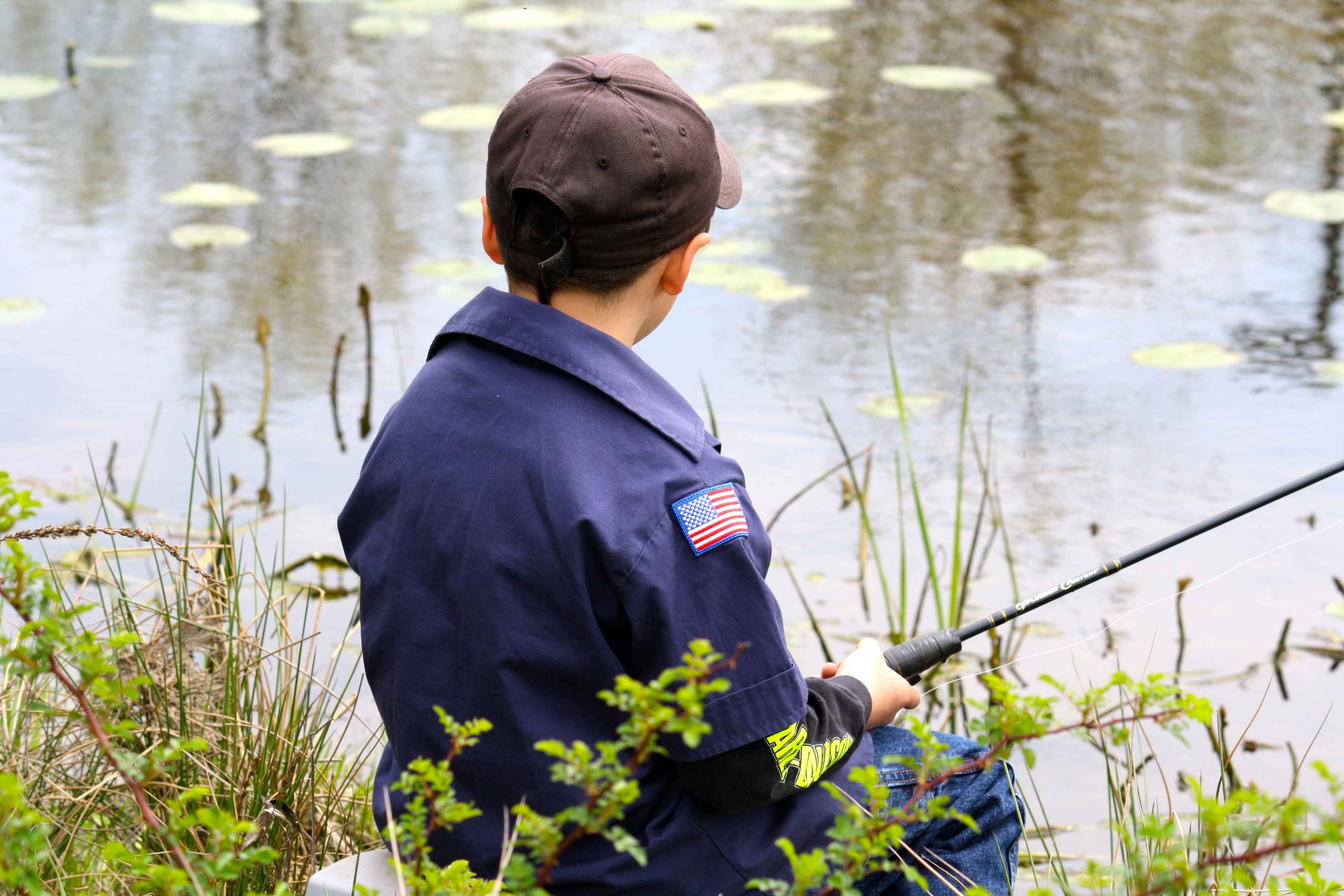 Мальчики на рыбалке. Подросток на рыбалке. Мальчик Рыбак. Мальчик на рыбалке. Мальчик рыбачит.