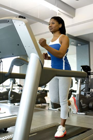 Afro wanita Amerika, gym, berjalan