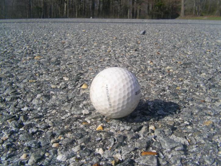 golfe, bola, descansando, cascalho