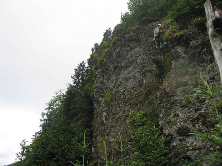 escalador, escalada, equipos, colgando, alto, rocas