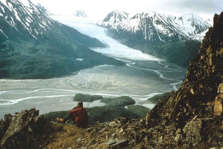 hiker, відпочиваючи, скелі з видом на льодовик, лід