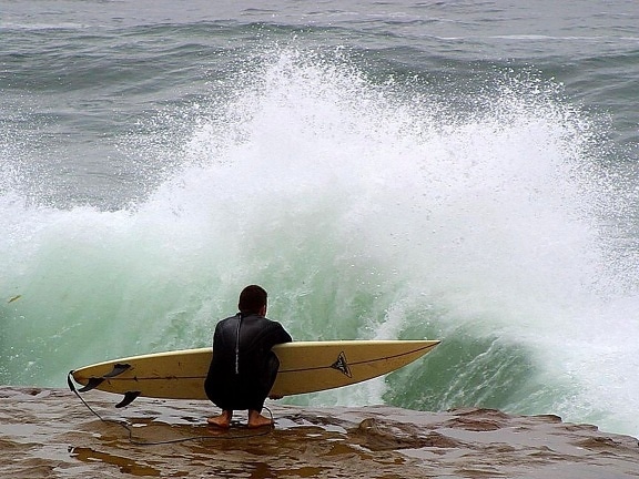 persona que practica surf, playa