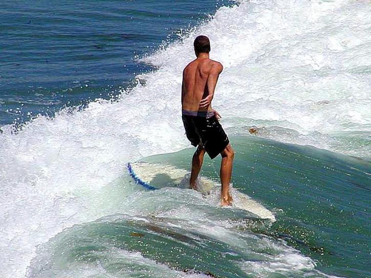 Surfer, valuri