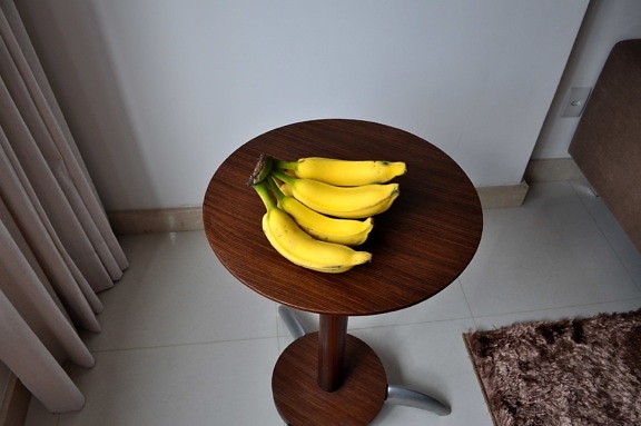いくつかの新鮮なバナナ、リビング テーブル