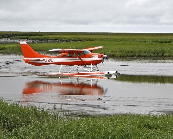 Wasserflugzeug vom Flughafen, zu besteuern, nach unten