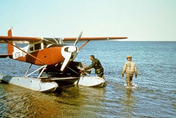 to mænd, pontonfly, sø, kyst