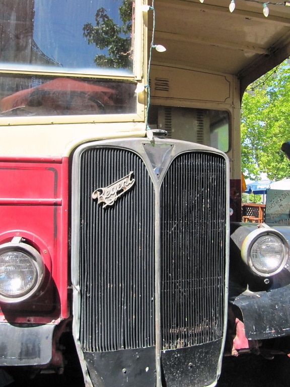 Vintage auto světlo Regent zblízka