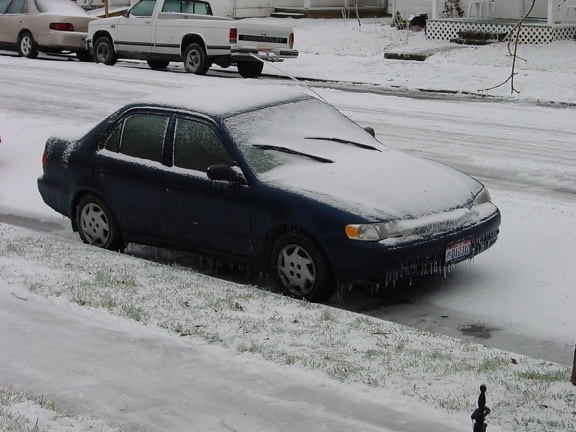 padao je snijeg, auto