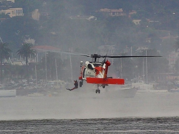бряг, охрана, хеликоптери, водолази, скачане