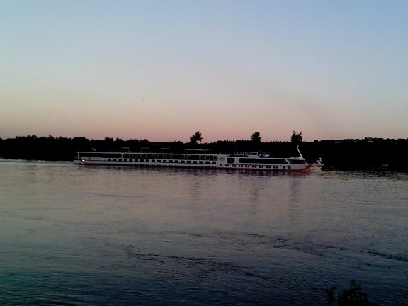 barco, el Danubio, el río, el crepúsculo