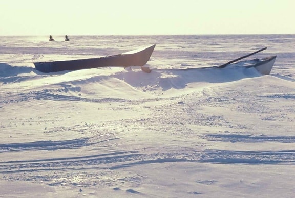 kleine, Kotzebue, Boote, bedeckt, Schnee, Winter