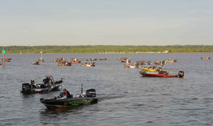 speedboats, carrying, participants, tournament