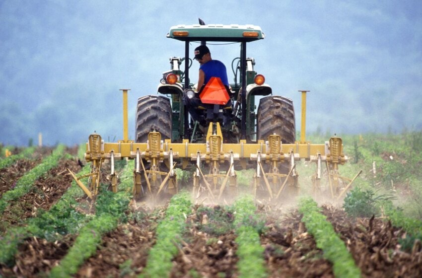 Imagen gratis: granjero, tractor, arado, suelos