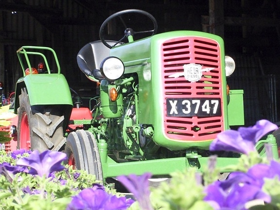 zeleni, stari, traktor