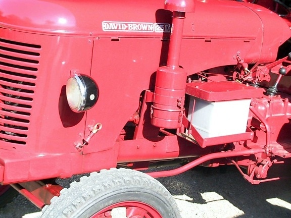 traktor, crveni