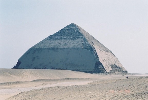 pirâmide curvada,