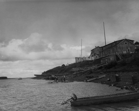 fotografia preto e branca, casa, Costa, pequeno, barco, foregournd, água, avião, plano de fundo