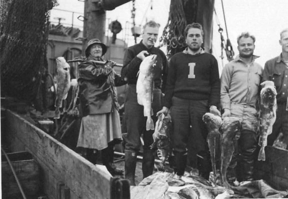 pescadores, barco, pescado, capturado, posando, cámara, antigüedad, foto