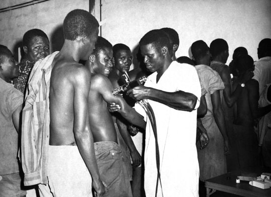 group, local, inhabitants, receiving, smallpox, inoculations, contonou, Benin