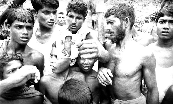 Bangladesh, village, les résidents, en examinant
