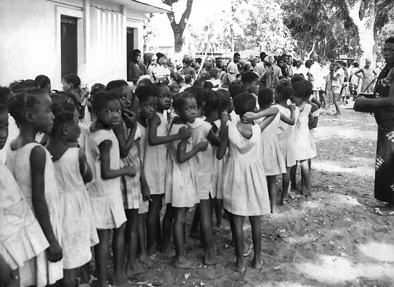 Группа, местные, дети, ожидание, получают, оспа, вакцинация, Contonou, Бенин