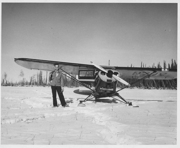 ο άνθρωπος στέκεται, μπροστά, μικρό, αεροπλάνο, χιόνι