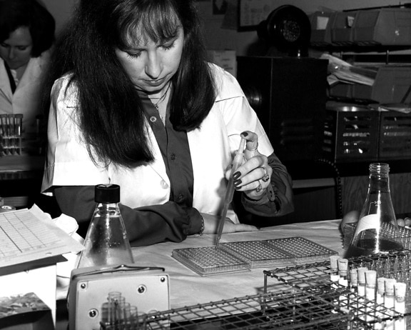microbiologist, shown, delivering, tissue, culture, specimens, microtiter, plate